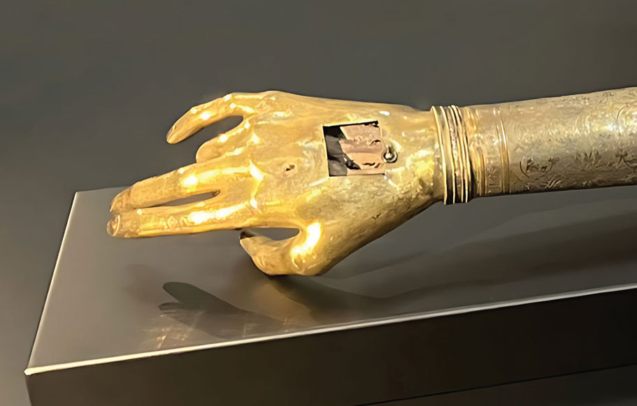 Gümüş mahfazalı kol